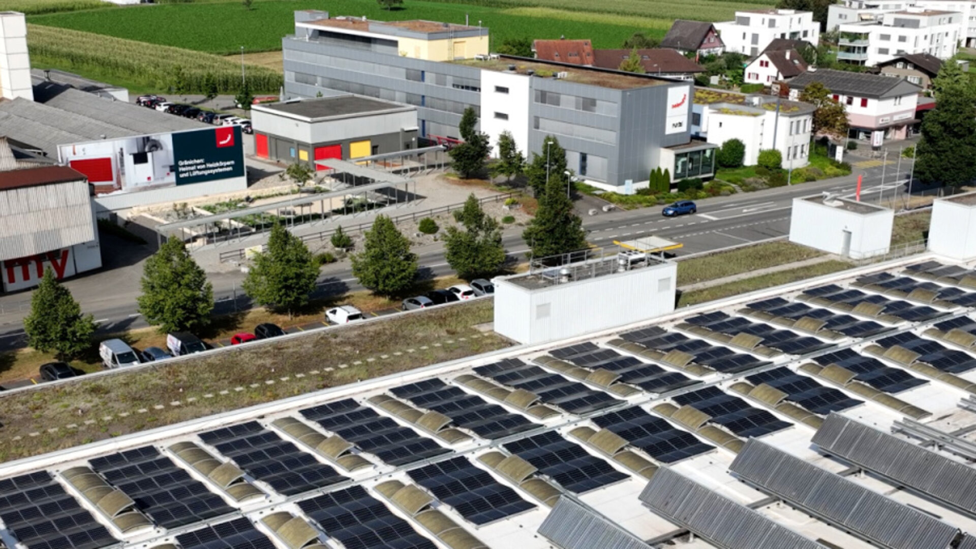 man flext eine heizung