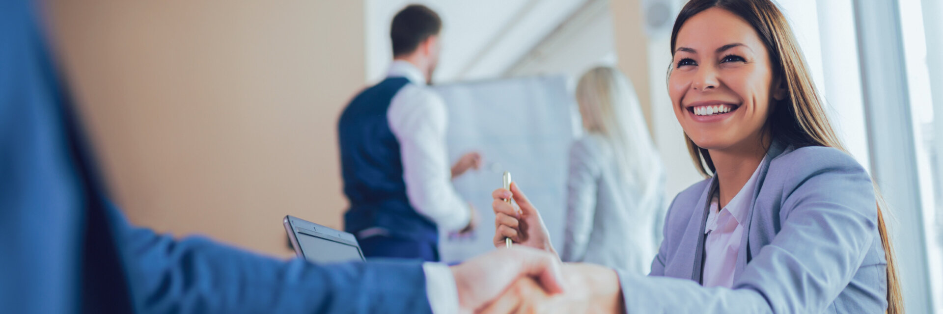 business frau schüttelt hände und lacht