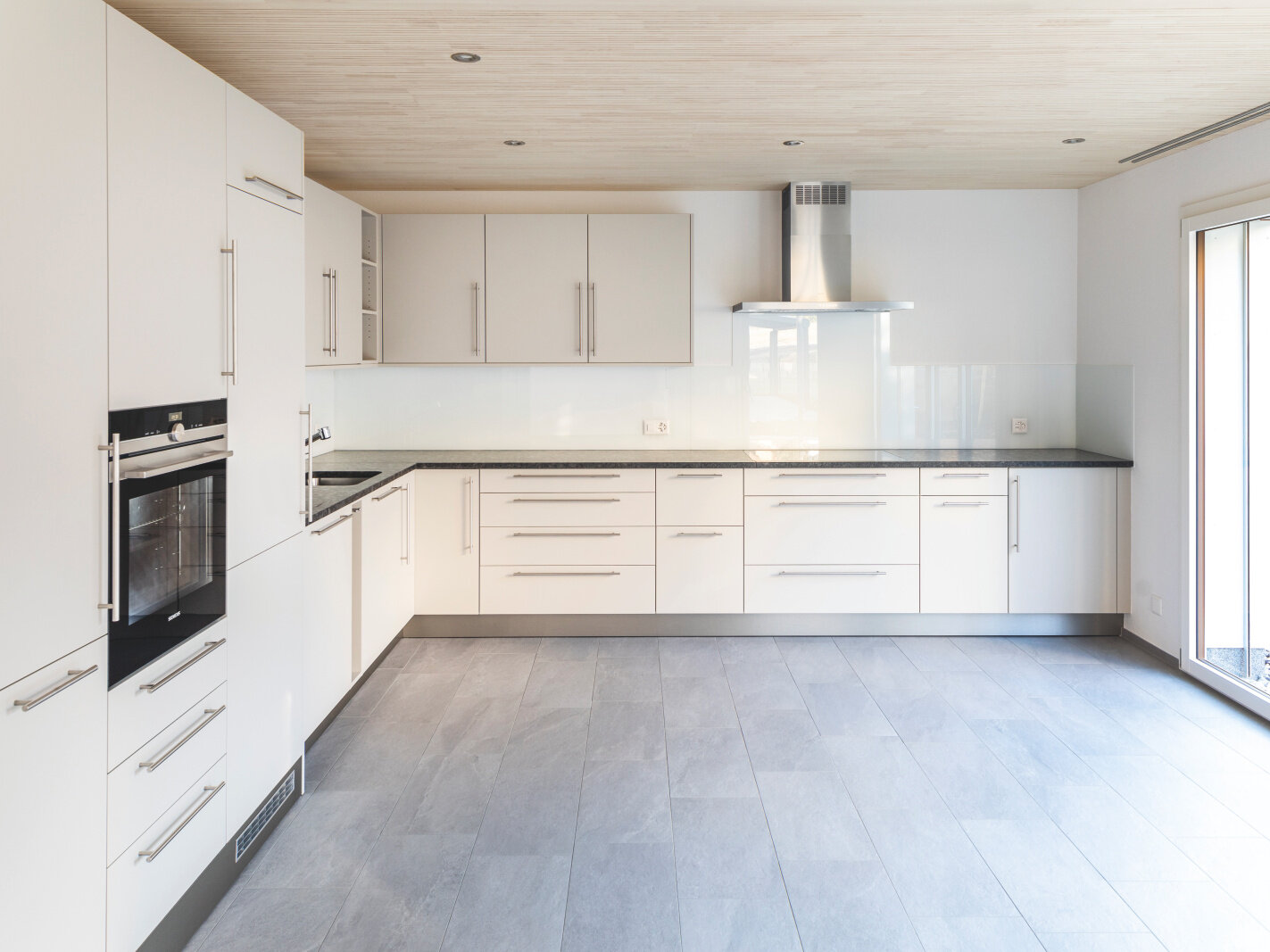 Kitchen with comfort ventilation