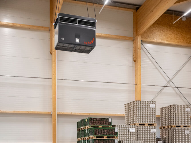 clean air solution in einer lagerhalle 4 männer schauen nach oben