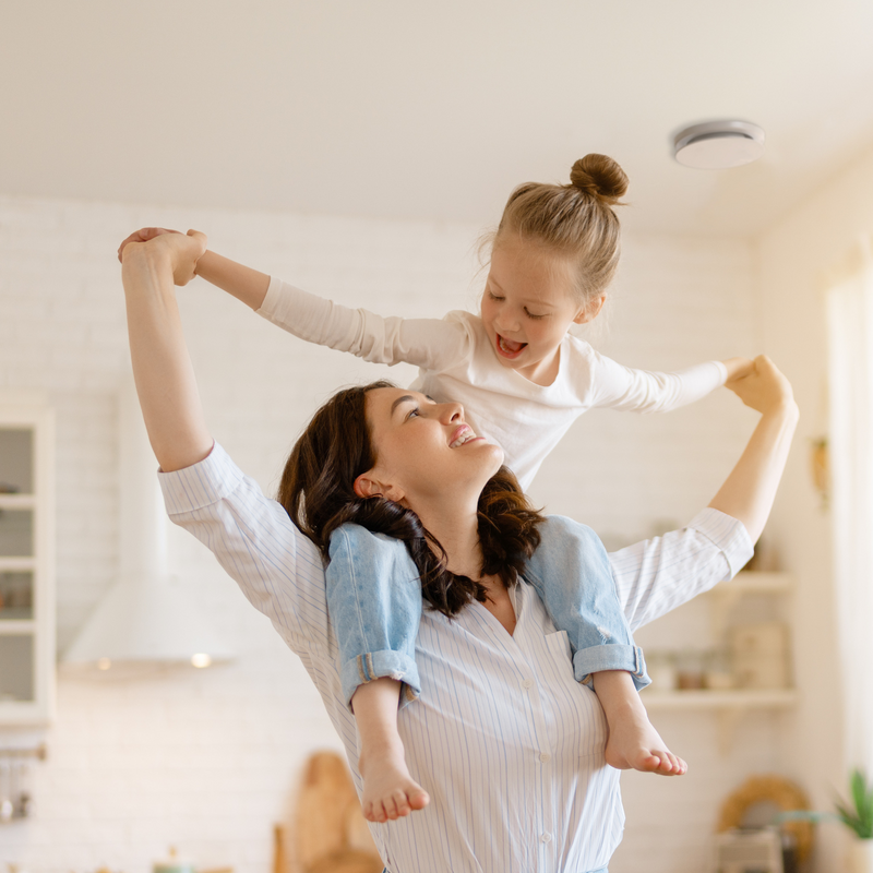 Comfo Valve Luna, mother with daughter on her shoulders, kitchen, laughing, happy, base Image AdobeStock_451026481,