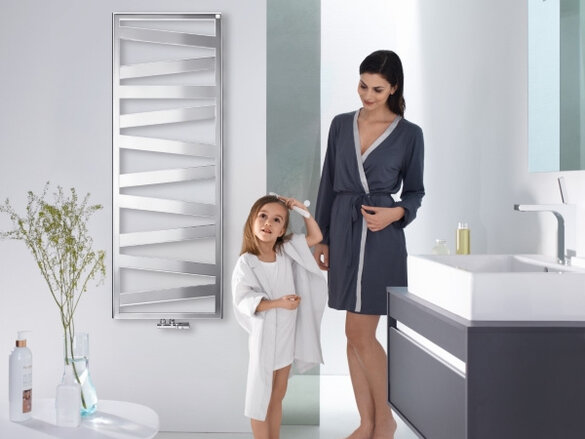 Frau und Kind im Badezimmer 