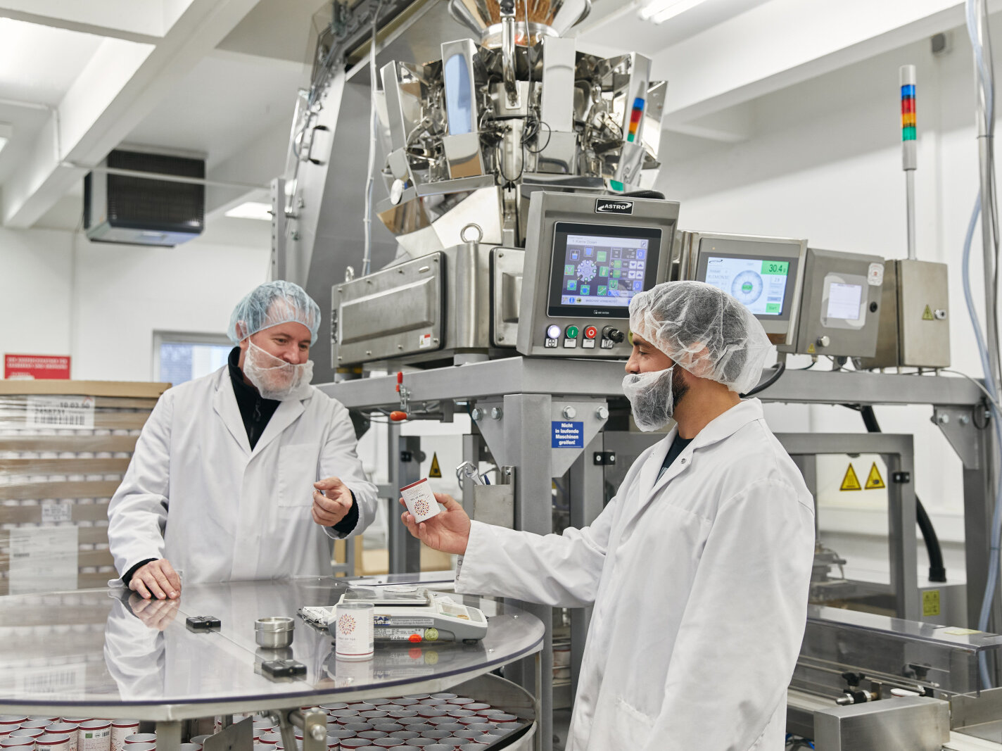 zwei männer in produktionshalle