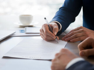 Zehnder Rechtliche Angaben person unterschreibt auf papier zehnder rechtliche angaben