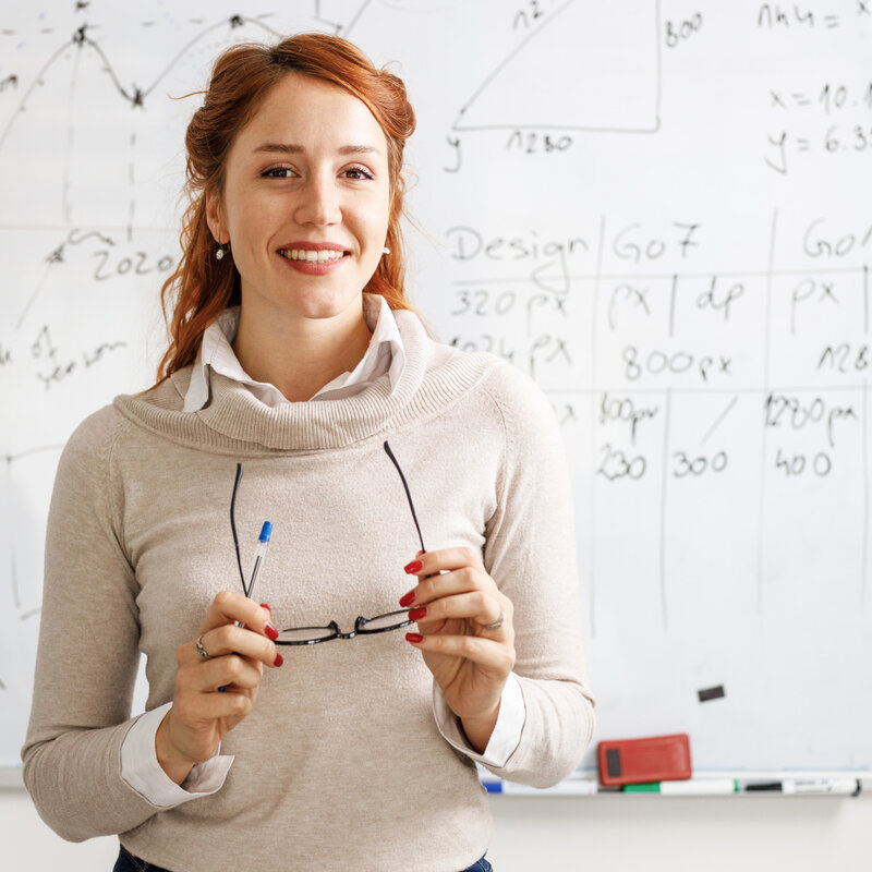 Lächelnde Professorin, die eine Lektion über wissenschaftliche HVAC-Fakten erteilt