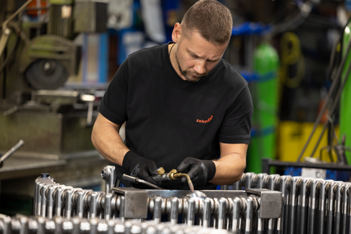 Mitarbeiter von Zehnder ein mann arbeitet an dem heizkörper zehnder charleston