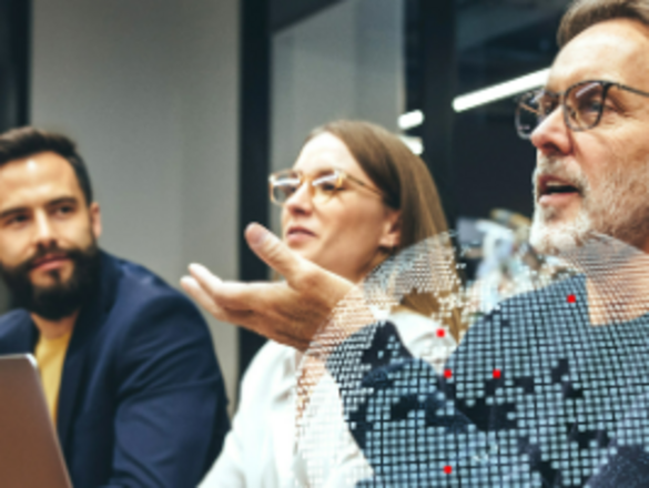 drei personen in einem business meeting reden