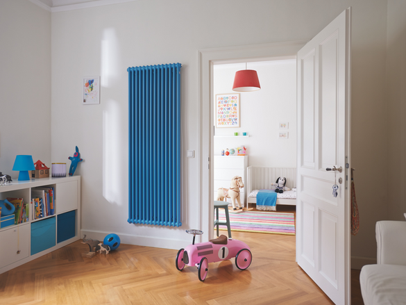 altbau wohnung mit einem blauen zehnder charleston im kinderzimmer an der wand