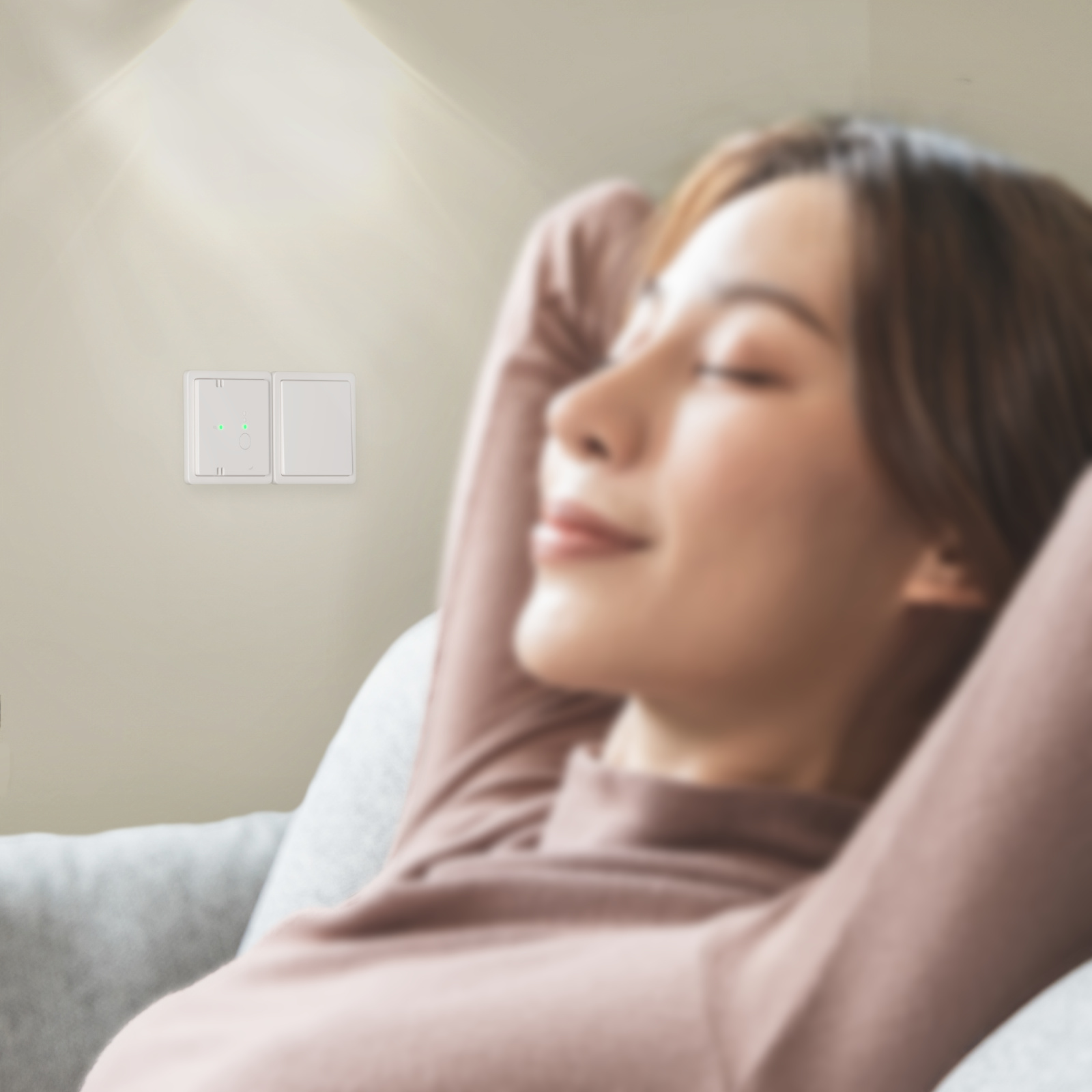 Zehnder_CSY_CO2Sensor_milieu Woman on a sofa enjoying good air, CO2 sensor, green light good air, new logo